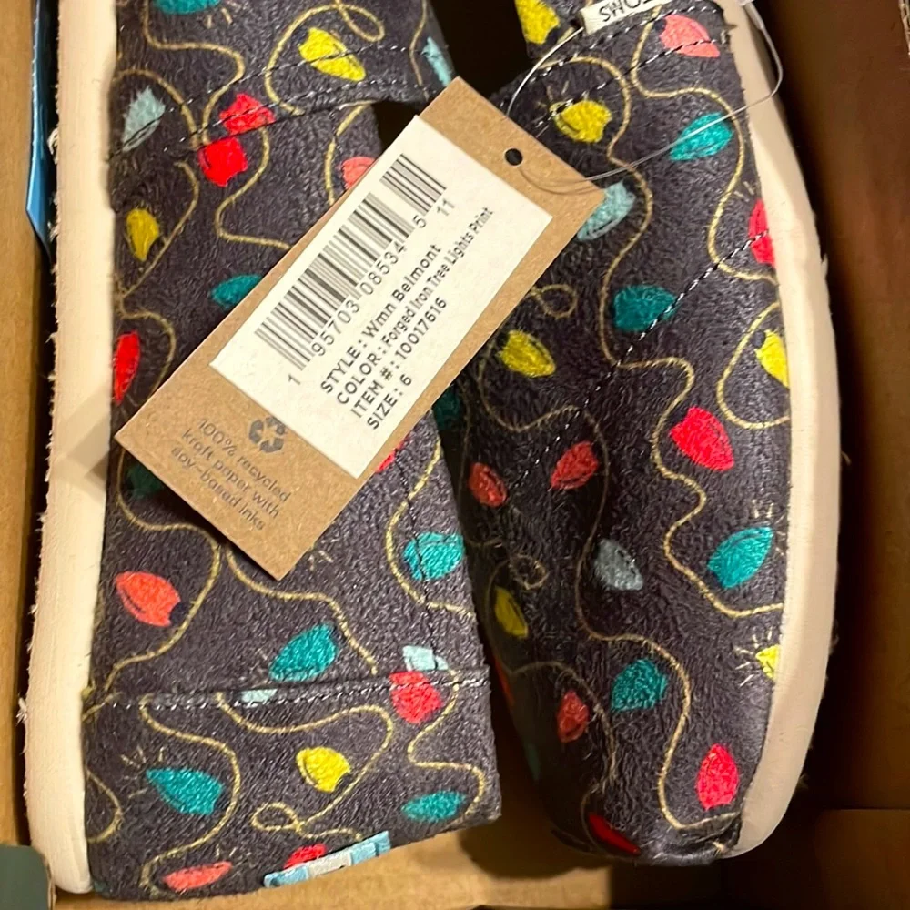 TOMS NWT Women’s Belmont Forged Iron Tree Holiday Lights Print Alpargata Shoes - Picture 2 of 2